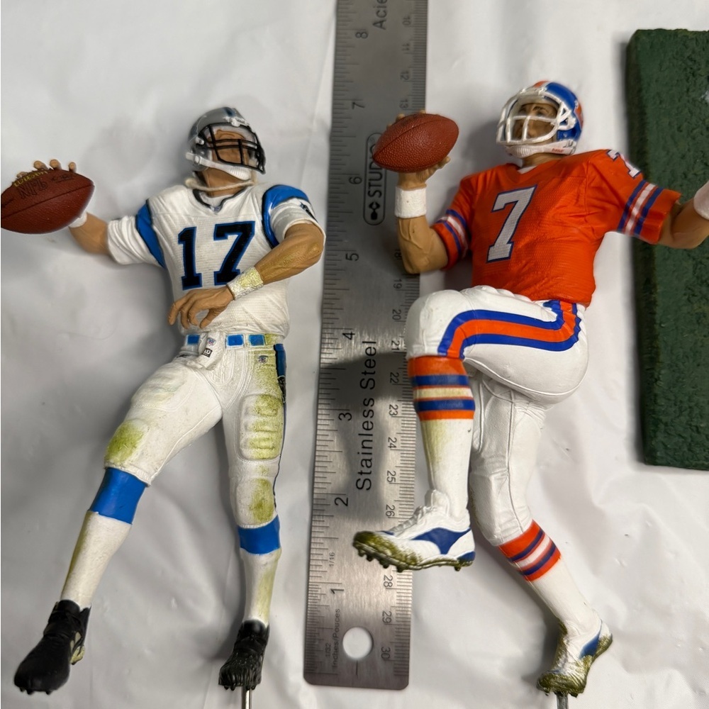 American Football Figurine — Elway and Delhomme (6–9 in) used, Action Figures - Picture 7 of 10